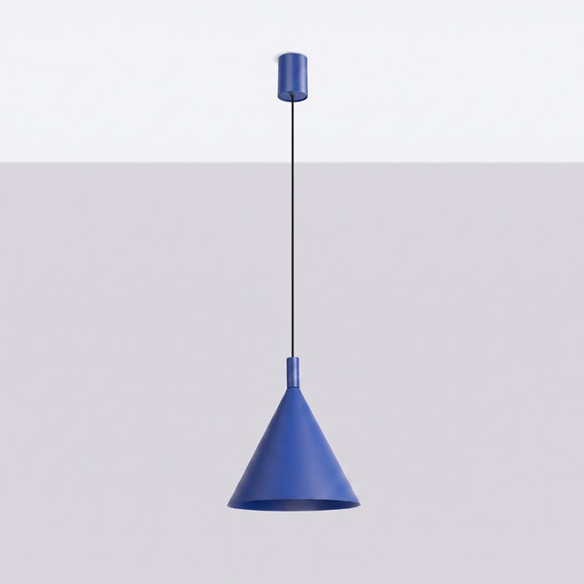 Suspension Bergen cône 25 cm bleu outremer, vue en situation sur fond clair