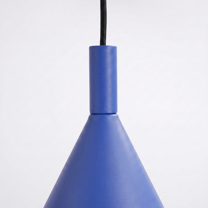 Suspension Bergen cône 25 cm bleu outremer sur fond coloré, vue de trois quarts