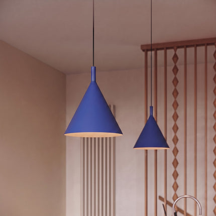Suspension Bergen cône 25 cm bleu outremer dans un intérieur contemporain