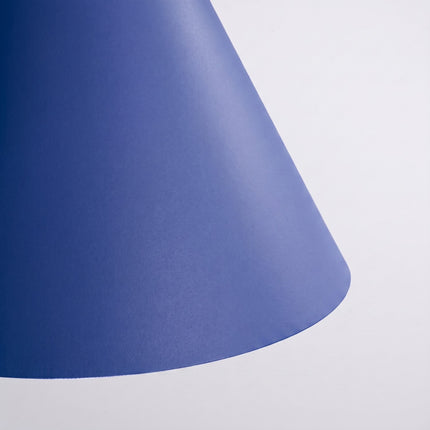 Suspension Bergen cône 25 cm bleu outremer, packshot de trois quarts