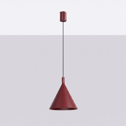 Suspension Bergen cône 25 cm bordeaux, vue en situation sur fond clair