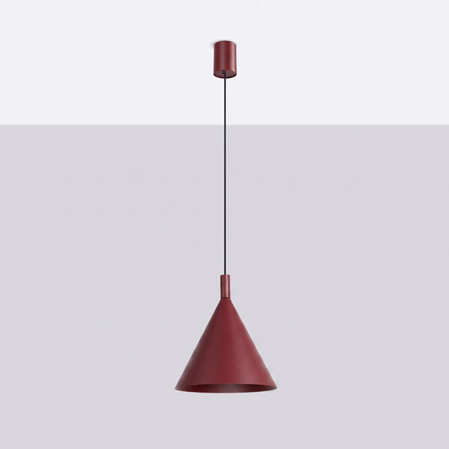 Suspension Bergen cône 25 cm bordeaux, vue en situation sur fond clair