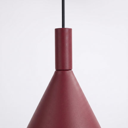 Suspension Bergen cône 25 cm bordeaux sur fond coloré, vue de trois quarts