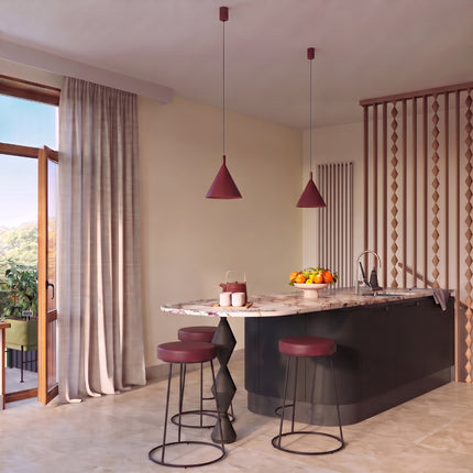 Suspension Bergen cône 25 cm bordeaux au-dessus d'une table