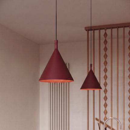 Suspension Bergen cône 25 cm bordeaux dans un intérieur contemporain