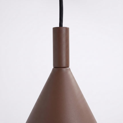 Suspension Bergen cône 25 cm brun chocolat sur fond coloré, vue de trois quarts