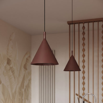 Suspension Bergen cône 25 cm brun chocolat dans un intérieur contemporain