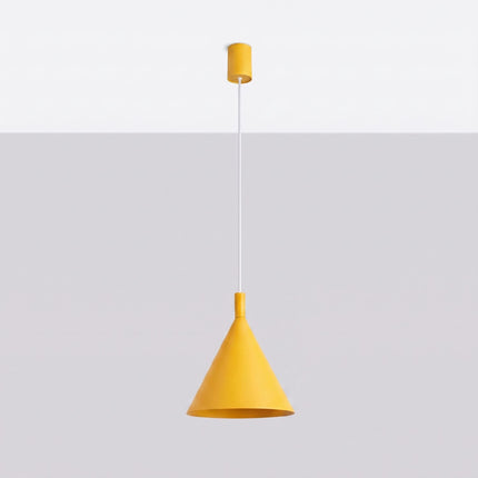 Suspension Bergen cône 25 cm jaune ambré, vue en situation sur fond clair