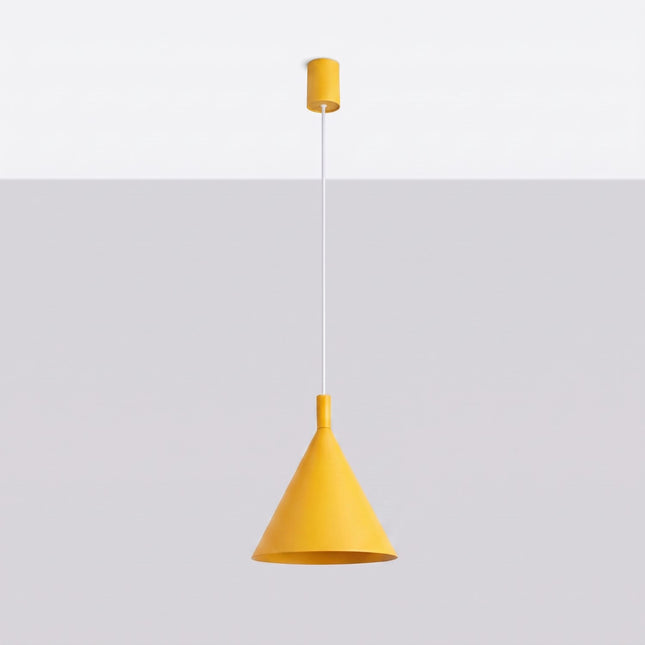 Suspension Bergen cône 25 cm jaune ambré, vue en situation sur fond clair