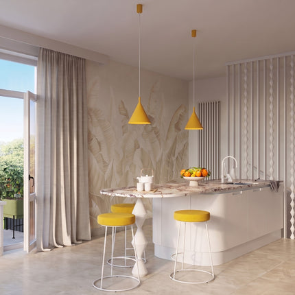 Suspension Bergen cône 25 cm jaune ambré au-dessus d'une table