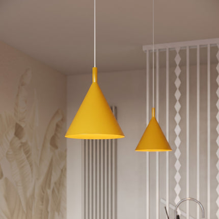 Suspension Bergen cône 25 cm jaune ambré dans un intérieur contemporain
