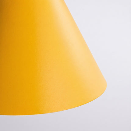 Suspension Bergen cône 25 cm jaune ambré, packshot de trois quarts