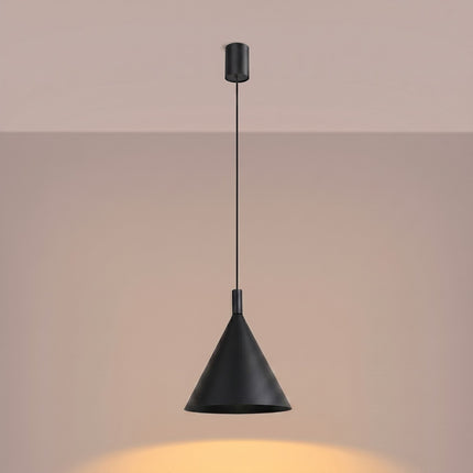 Suspension Bergen Cône 25 cm en Acier Noire, lumière allumée