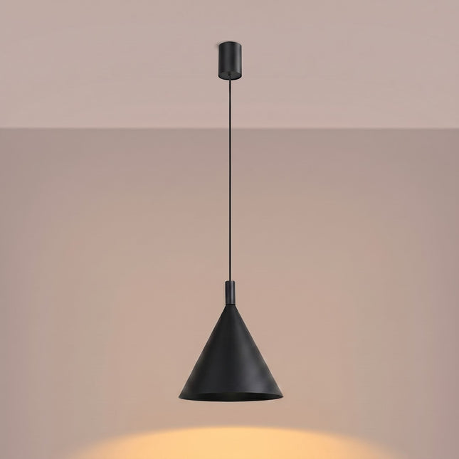Suspension Bergen Cône 25 cm en Acier Noire, lumière allumée