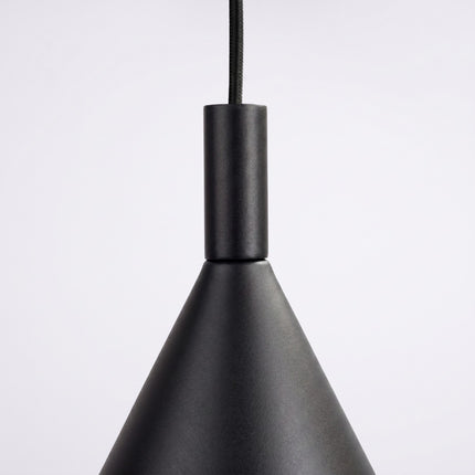 Suspension Bergen Cône 25 cm en Acier Noire, vue sur fond coloré