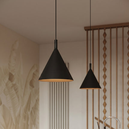 Suspension Bergen Cône 25 cm en Acier Noire, mise en situation 3