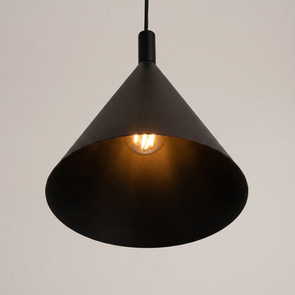 Suspension Bergen Cône 25 cm en Acier Noire, vue de détail