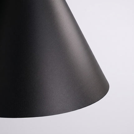 Suspension Bergen Cône 25 cm en Acier Noire, packshot de trois quarts