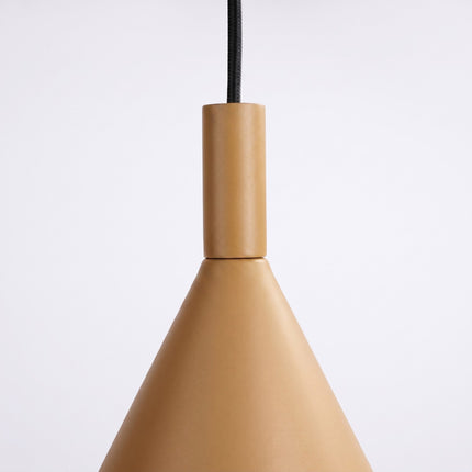 Suspension Bergen cône 25 cm or sur fond coloré, vue de trois quarts