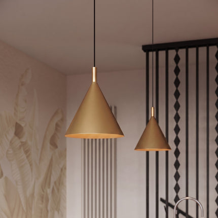 Suspension Bergen cône 25 cm or dans un intérieur contemporain