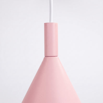 Suspension Bergen cône 25 cm rose poudré sur fond coloré, vue de trois quarts