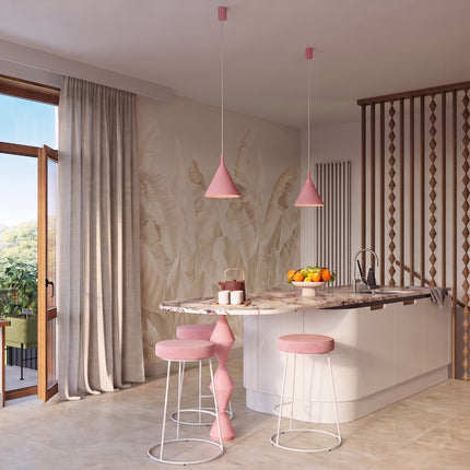 Suspension Bergen cône 25 cm rose poudré au-dessus d'une table