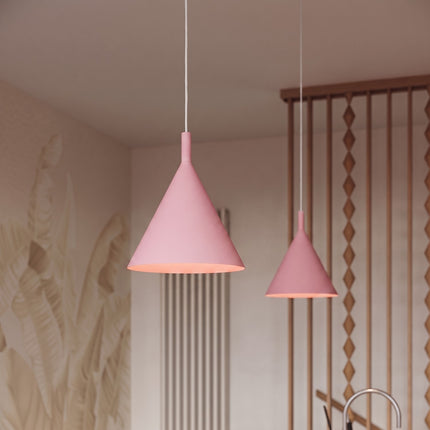 Suspension Bergen cône 25 cm rose poudré dans un intérieur contemporain