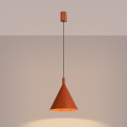 Suspension Bergen Cône 25 cm en Acier Rouge Ocre, lumière allumée