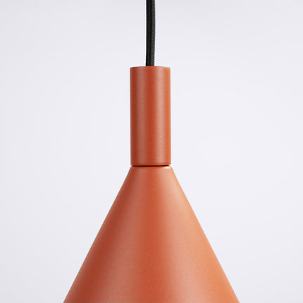 Suspension Bergen Cône 25 cm en Acier Rouge Ocre, vue sur fond coloré