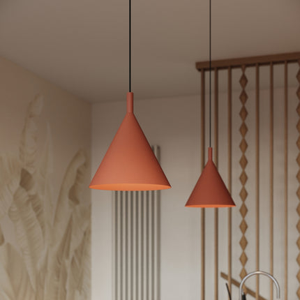 Suspension Bergen Cône 25 cm en Acier Rouge Ocre, mise en situation 3