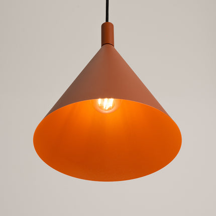 Suspension Bergen Cône 25 cm en Acier Rouge Ocre, vue de détail