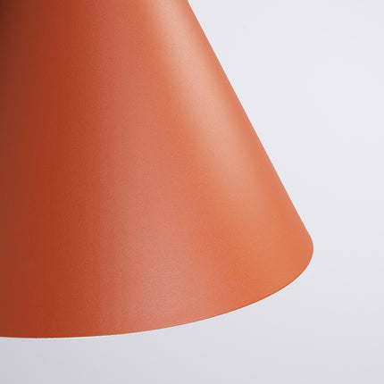 Suspension Bergen Cône 25 cm en Acier Rouge Ocre, packshot de trois quarts