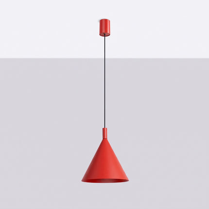 Suspension Bergen cône 25 cm rouge vif, vue en situation sur fond clair
