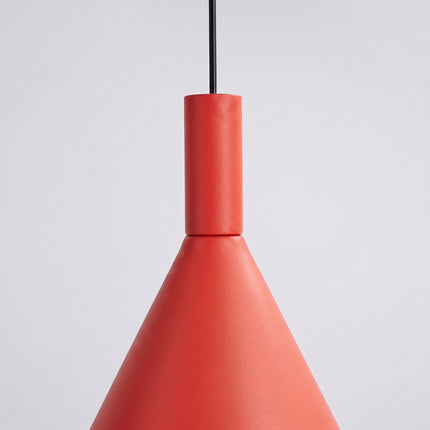 Suspension Bergen cône 25 cm rouge vif sur fond coloré, vue de trois quarts
