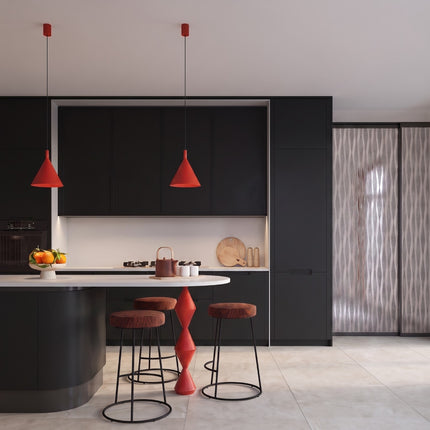 Suspension Bergen cône 25 cm rouge vif dans une pièce à vivre