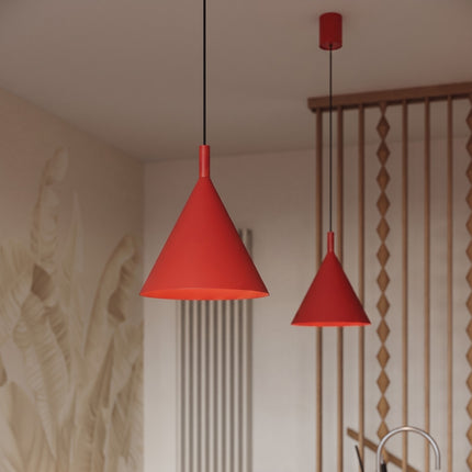 Suspension Bergen cône 25 cm rouge vif dans un intérieur contemporain