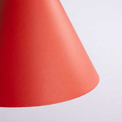Suspension Bergen cône 25 cm rouge vif, packshot de trois quarts