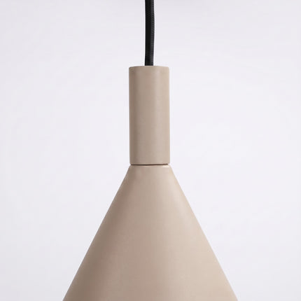 Suspension Bergen cône 25 cm taupe sur fond coloré, vue de trois quarts