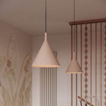 Suspension Bergen cône 25 cm taupe dans un intérieur contemporain