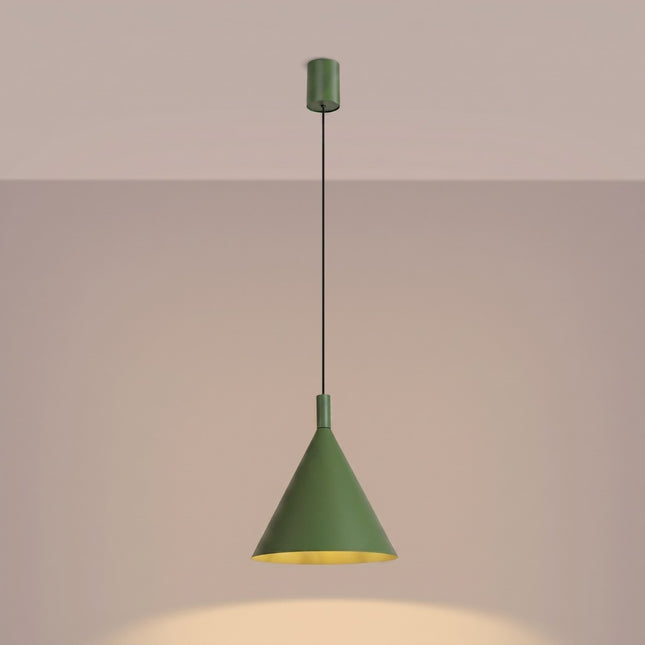 Suspension Bergen Cône 25 cm en Acier Vert Olive, lumière allumée