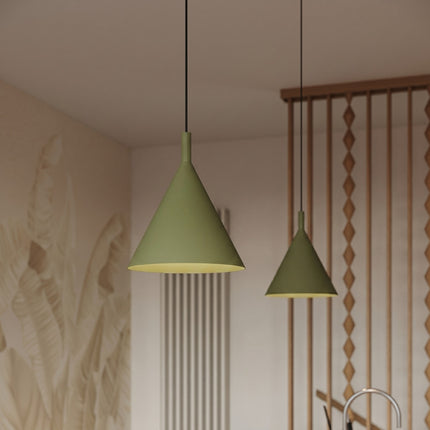 Suspension Bergen Cône 25 cm en Acier Vert Olive, mise en situation 3