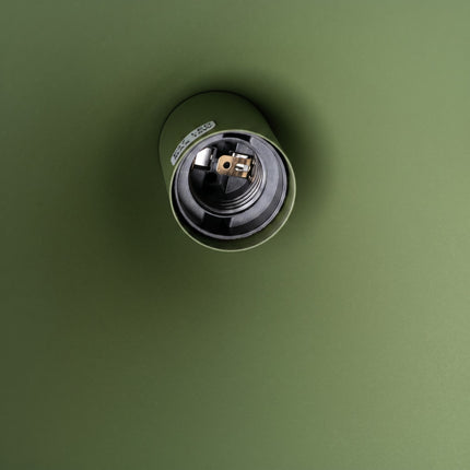 Suspension Bergen Cône 25 cm en Acier Vert Olive, détail de la finition
