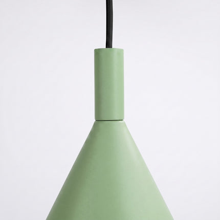 Suspension Bergen cône 25 cm vert sauge sur fond coloré, vue de trois quarts