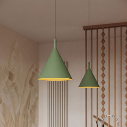 Suspension Bergen cône 25 cm vert sauge dans un intérieur contemporain
