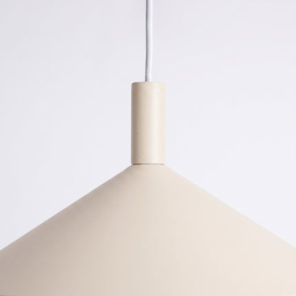 Suspension Bergen Cône Large 40 cm en Acier Beige, vue sur fond coloré