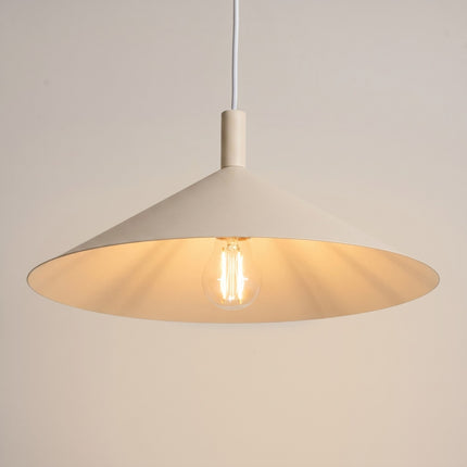 Suspension Bergen Cône Large 40 cm en Acier Beige, vue de détail