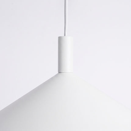 Suspension Bergen Cône Large 40 cm en Acier Blanche, vue sur fond coloré