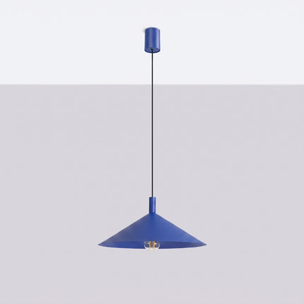 Suspension Bergen cône large 40 cm bleu outremer, vue en situation sur fond clair