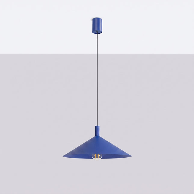 Suspension Bergen cône large 40 cm bleu outremer, vue en situation sur fond clair