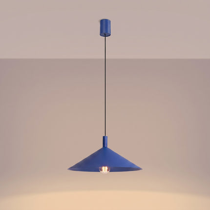 Suspension Bergen cône large 40 cm bleu outremer, lumière allumée